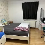 Einzel Zimmer Mit Gemeinsamen Kueche Und Badezimmer